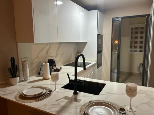- une cuisine avec un évier et un comptoir dans l'établissement luxury homes apt valle del este resort, vera, garrucha,mojacar, à Vera
