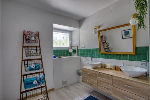 Ванная комната в Propriété avec piscine de 2 à 9 personnes, Gîte De Saint Donat,