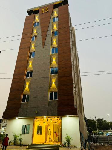 un edificio alto con luci sul lato di Hotel Park Airport Zone Hyderabad a Shamshabad