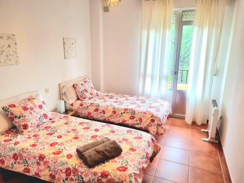 Habitación pequeña con 2 camas y ventana en Asomadilla by #cherrygredos, en El Arenal