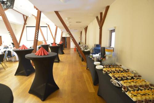 długa kolejka stołów z jedzeniem na nich w obiekcie Centrum Edukacyjno-Rozwojowe Wrocław Pawłowice - bezpłatny parking we Wrocławiu