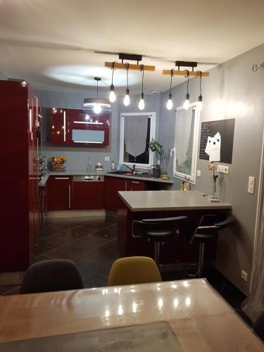 - une cuisine avec un comptoir et quelques chaises dans l'établissement plages du débarquement, à Montebourg