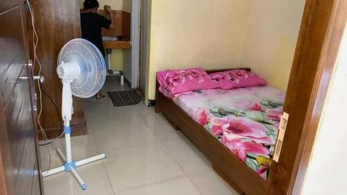 Zimmer mit einem Bett und einem Ventilator in der Unterkunft Guest House Exclusive Bawen 24 