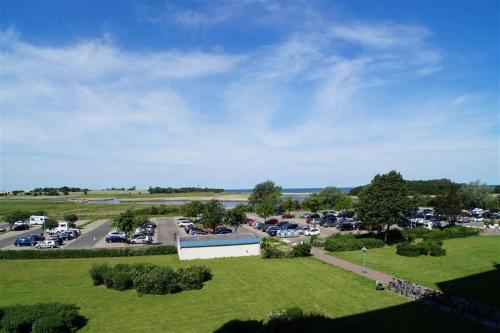 uma vista aérea de um parque de estacionamento em Ferienpark - Haus G, App 0G0308 em Heiligenhafen