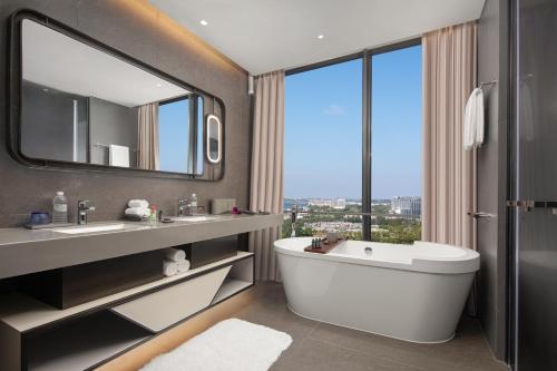 Bilik mandi di Radisson Collection Lingang Shanghai