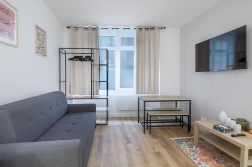un salon avec un canapé et une table dans l'établissement 02.Appart 4pers#1 Bedroom#Pigalle#Opéra#Paris 9, à Paris