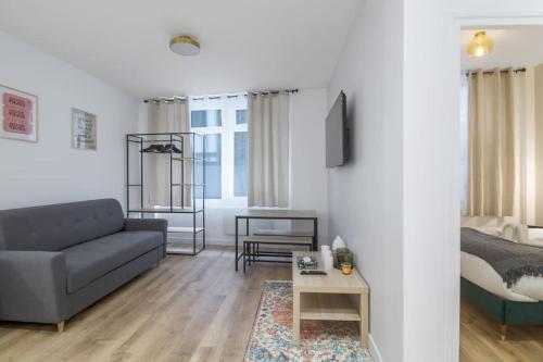 un salon avec un canapé et un lit dans l'établissement 02.Appart 4pers#1 Bedroom#Pigalle#Opéra#Paris 9, à Paris