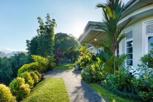 Taman di luar Castle Hill Bungalow by Seven Angels