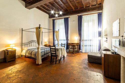 フィレンツェにあるLa Residenza del Proconsoloのベッドルーム1室(ベッド1台、テーブル、椅子付)