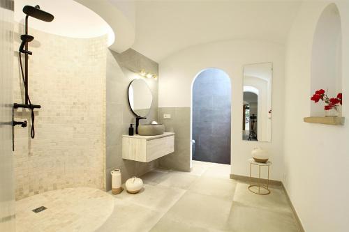 Ένα μπάνιο στο Distinguished Pollensa Villa 4 Bedrooms Villa Segu Cini Recently Renovated With Modern Interior