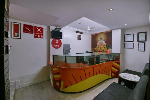 un restaurant avec un comptoir en verre dans une pièce dans l'établissement Hotel Diamond And Residences, à Indore