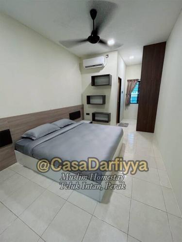 1 dormitorio con 1 cama en una habitación en Casa Darfiyya Homestay utk Muslim jer, en Teluk Intan