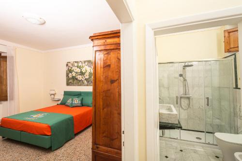 um quarto com uma cama e um chuveiro em IBibiena - CASA CAPO D'ARNO em Stia