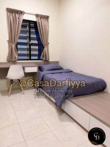 een slaapkamer met een bed, een bureau en een raam bij Casa Darfiyya Homestay utk Muslim jer in Teluk Intan