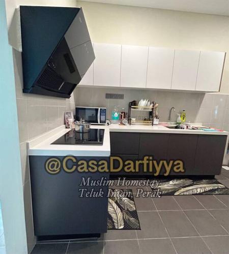 - une cuisine avec un évier et un comptoir dans l'établissement Casa Darfiyya Homestay utk Muslim jer, à Teluk Intan