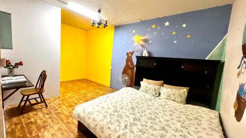 een slaapkamer met een bed en een muur met sterren bij An Yên Villa Đà Lạt in Da Lat