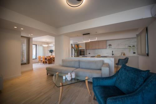 sala de estar con sofá y mesa en Arvacay Luxury Home en Malia