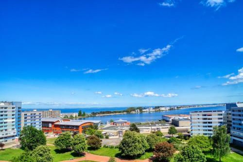 vista su una città con un fiume e su edifici di Ferienpark - Haus H, App 0H0902 a Heiligenhafen