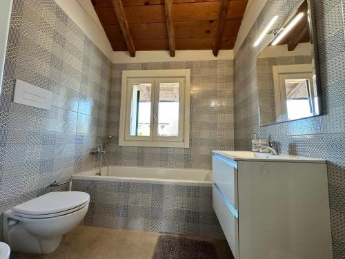 een badkamer met een toilet, een bad en een wastafel bij Canovetta Country House "Camelia" - nearby Cremona 