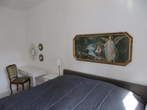 a bedroom with a painting on the wall and a bed at Historischer Marktplatz in Spangenberg