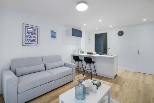un salon avec un canapé et une table dans l'établissement 11.Appart 4pers#1 Bedroom#Pigalle#Opéra#Paris 9, à Paris