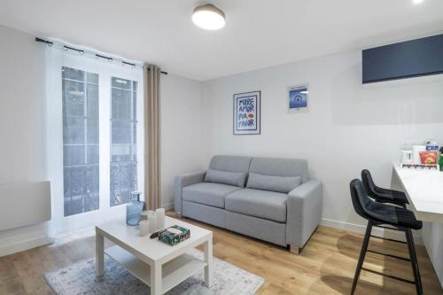 un salon avec un canapé et une table dans l'établissement 11.Appart 4pers#1 Bedroom#Pigalle#Opéra#Paris 9, à Paris