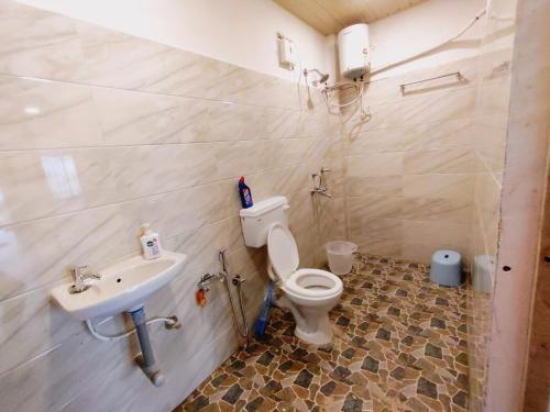 łazienka z toaletą i umywalką w obiekcie EcoZen Holiday Rooms w mieście Agonda