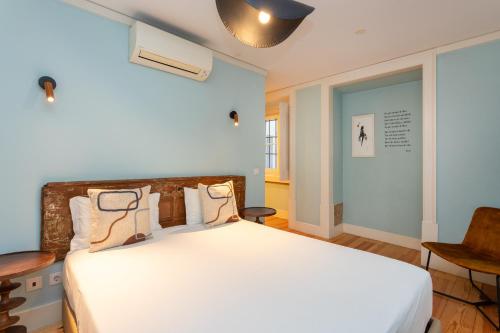 Giường trong phòng chung tại Casas da Baixa - Jules & Madeleine