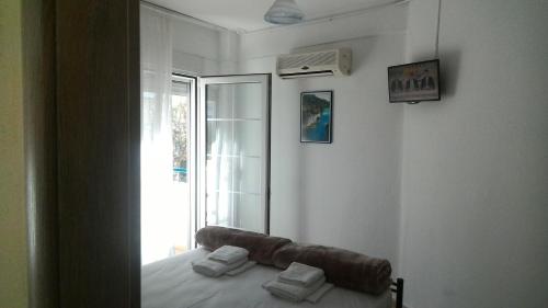 Μια τηλεόραση ή/και κέντρο ψυχαγωγίας στο Leonidas Apartments 