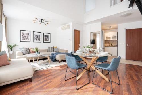 Spacious rooftop home with parliament&Danube view