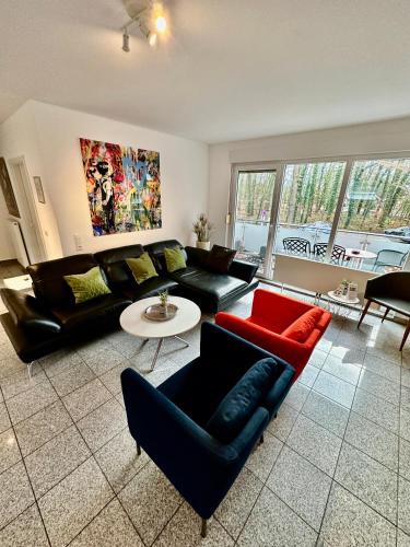 a living room with a couch and a table at Zwei Ferienwohnungen Anker max 5 Personen & Leuchtturm max 4 Personen, direkt in Steinhude Scheunenviertel, Balkon, WLAN , Privater Parkplatz, Wallbox in Steinhude