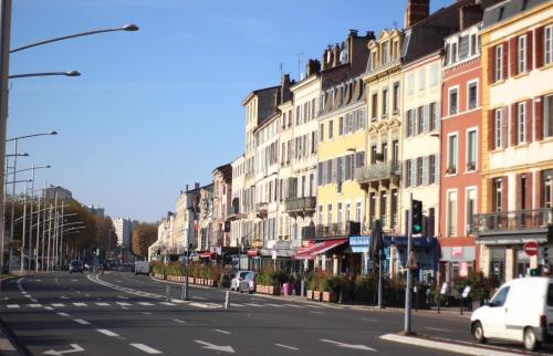uma rua da cidade vazia com edifícios e carros na estrada em The Loge Mcon em Mâcon