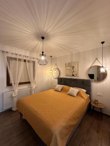 Un dormitorio con una gran cama amarilla en una habitación. en Apartmani Lana, en Vlašić