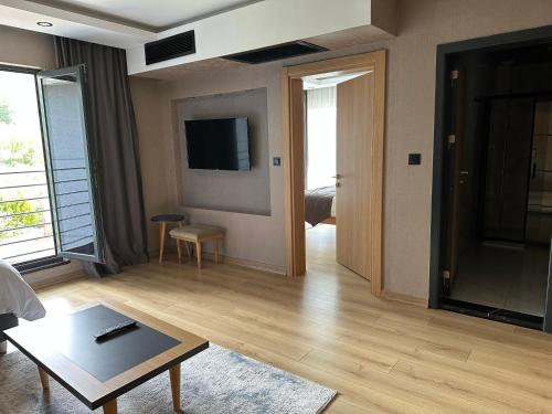 Televisyen dan/atau pusat hiburan di Şehrar Suite Hotel