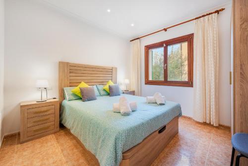 sypialnia z łóżkiem i oknem w obiekcie Villa Manresa in Alcudia by JS Villas w Alcudii