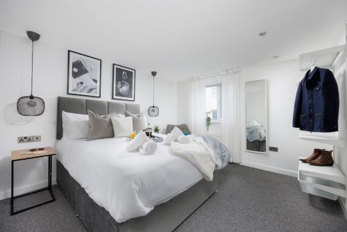 1 dormitorio con 1 cama grande con sábanas y almohadas blancas en Perfect Getaway - Central Plymouth Apartment - Sleeps 4 - By Habita Property en Plymouth