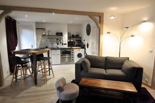 un salon avec un canapé et une cuisine dans l'établissement La terrasse, à Étretat