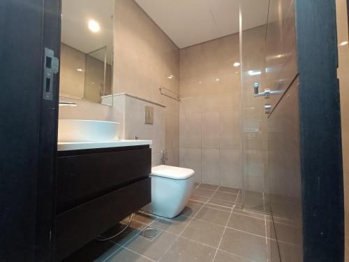 La salle de bains est pourvue de toilettes, d'un lavabo et d'une douche. dans l'établissement Brown Stone Holiday Homes ME, à Dubaï