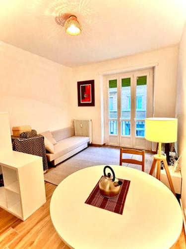 een woonkamer met een tafel en een bank bij nuovo appartamento a due passi dal centro in Turijn
