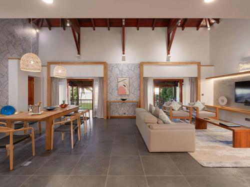 - un salon avec un canapé et une table dans l'établissement Sofitel Mauritius L'Imperial Resort & Spa, à Flic-en-Flac