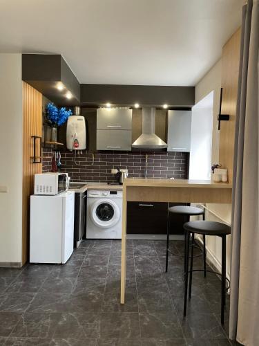 a kitchen with a washer and dryer at Квартира Сапфір Avenue Myru 35a in Chernihiv