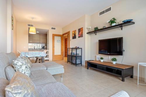 ein Wohnzimmer mit 2 Sofas und einem Flachbild-TV in der Unterkunft Hauzify I Apartament Balmanya 2A in Sant Feliu de Guixols