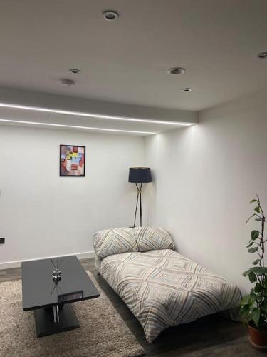 sala de estar con sofá y mesa en Entire Apartment perfectly located for Heathrow Airport en Uxbridge