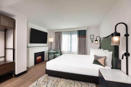 ein Hotelzimmer mit einem Bett und einem Kamin in der Unterkunft Onyx Boston Downtown in Boston