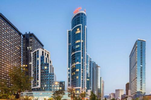 Un grand bâtiment avec un panneau sonore en haut dans l'établissement Ramada Plaza by Wyndham Batumi & Casino, à Batoumi