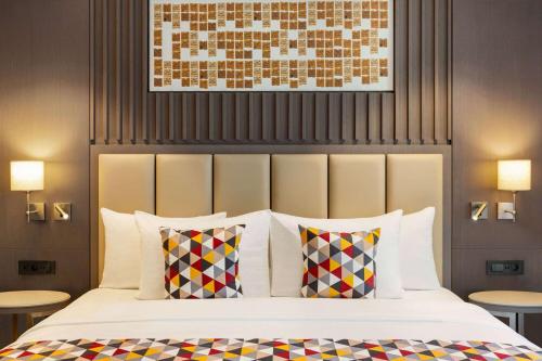 Un pat sau paturi într-o cameră la Ramada Plaza by Wyndham Batumi & Casino