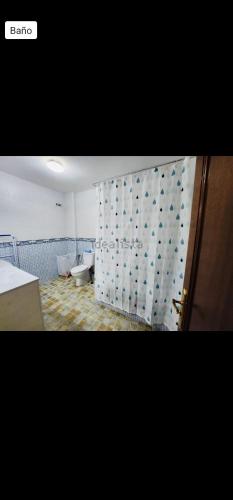 een badkamer met een muur met een rotswand bij V.V. familiar in Arinaga
