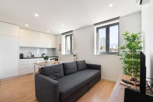 a living room with a couch and a kitchen at GuestReady - King House 3 in Porto