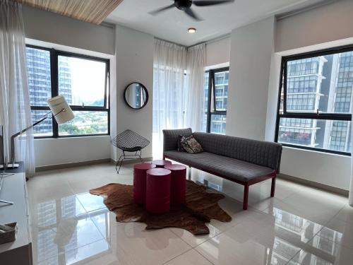 - un salon avec un canapé et une table dans l'établissement OFFER ! [3 bedroom apartment] Arte+ Ampang, à Ampang