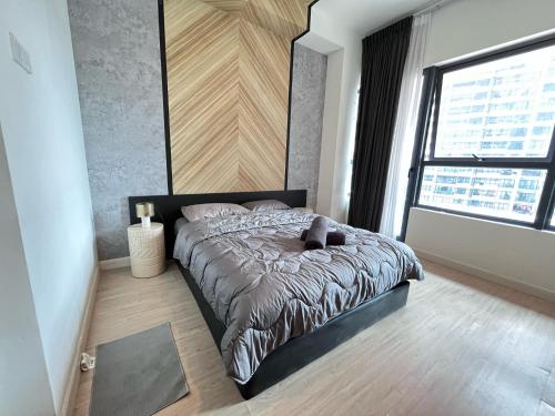 - une chambre avec un lit et une grande fenêtre dans l'établissement OFFER ! [3 bedroom apartment] Arte+ Ampang, à Ampang